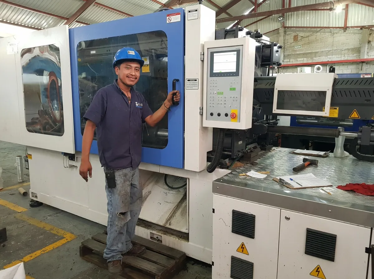 Operador de IPASA junto a una máquina de inyección en la planta de Tolcayuca